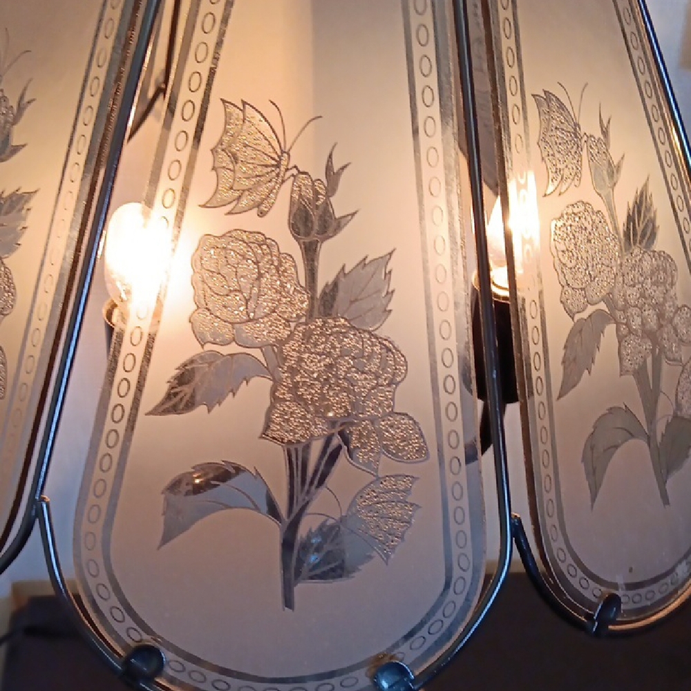 Elegant Vintage Floral Glass Table Lamp - Picture 2 of 11